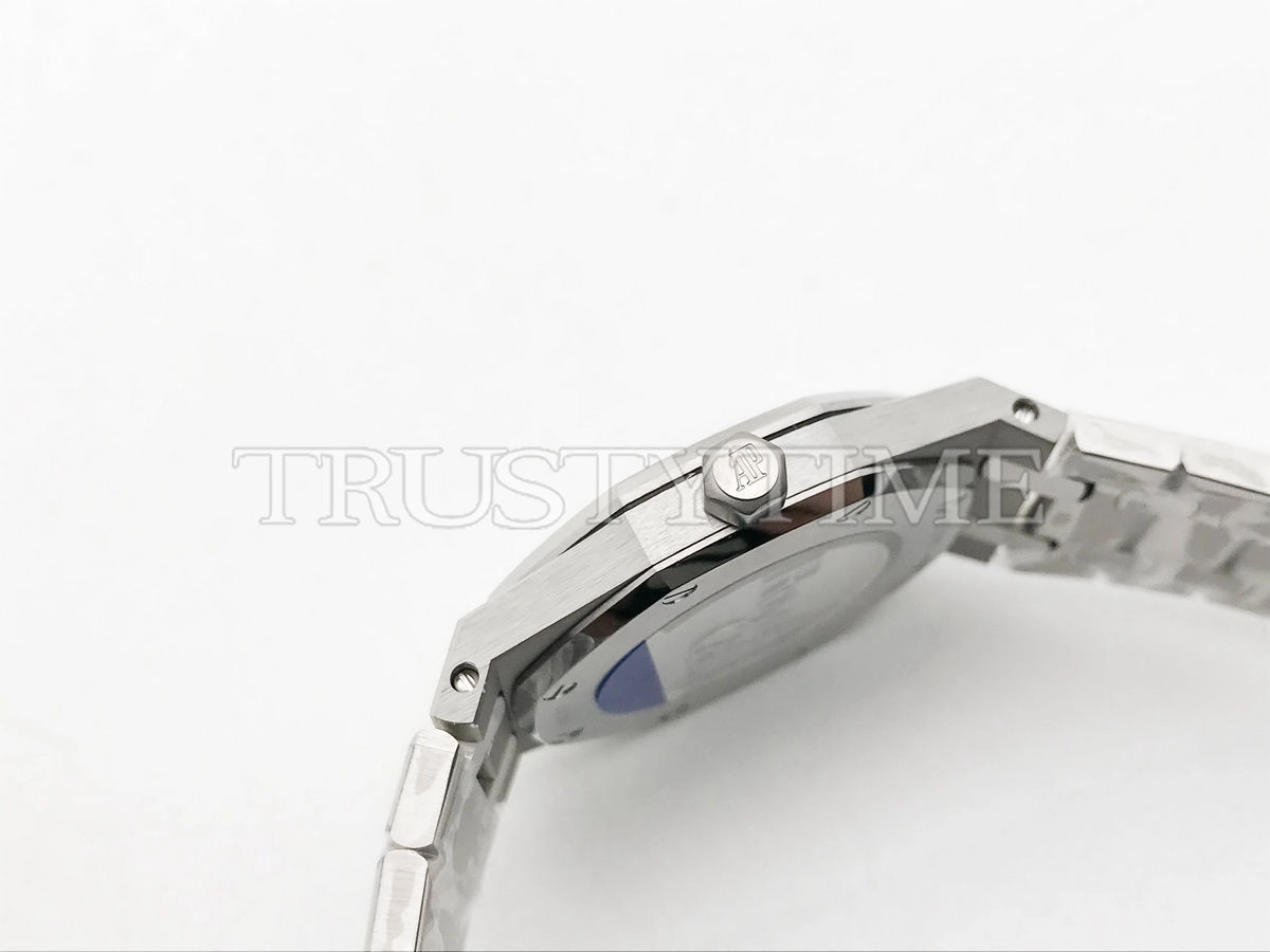 Копия часов Audemars Piguet Royal Oak Ladies 33mm 67650ST.OO.1261ST.01