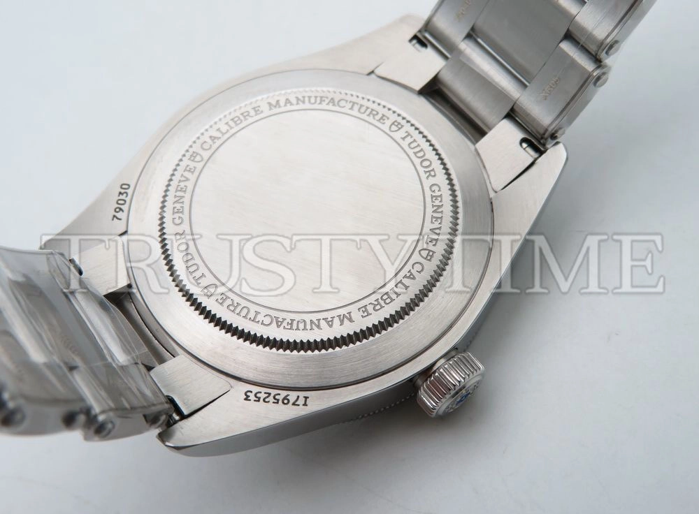 Копия часов Tudor Heritage Black Bay 39mm M79230N-0009