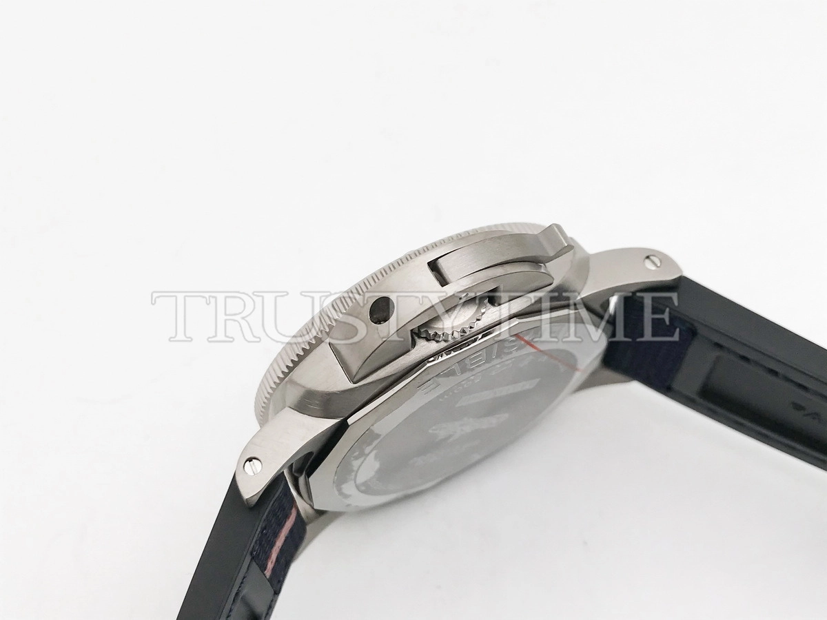 Копия часов Panerai Submersible GMT Luna Rossa Titanio 42mm PAM01507