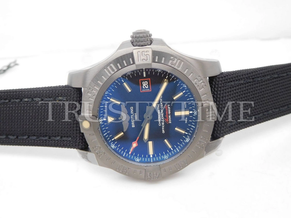 Копия часов Breitling Avenger BlackBird 44 V17311101B1W1